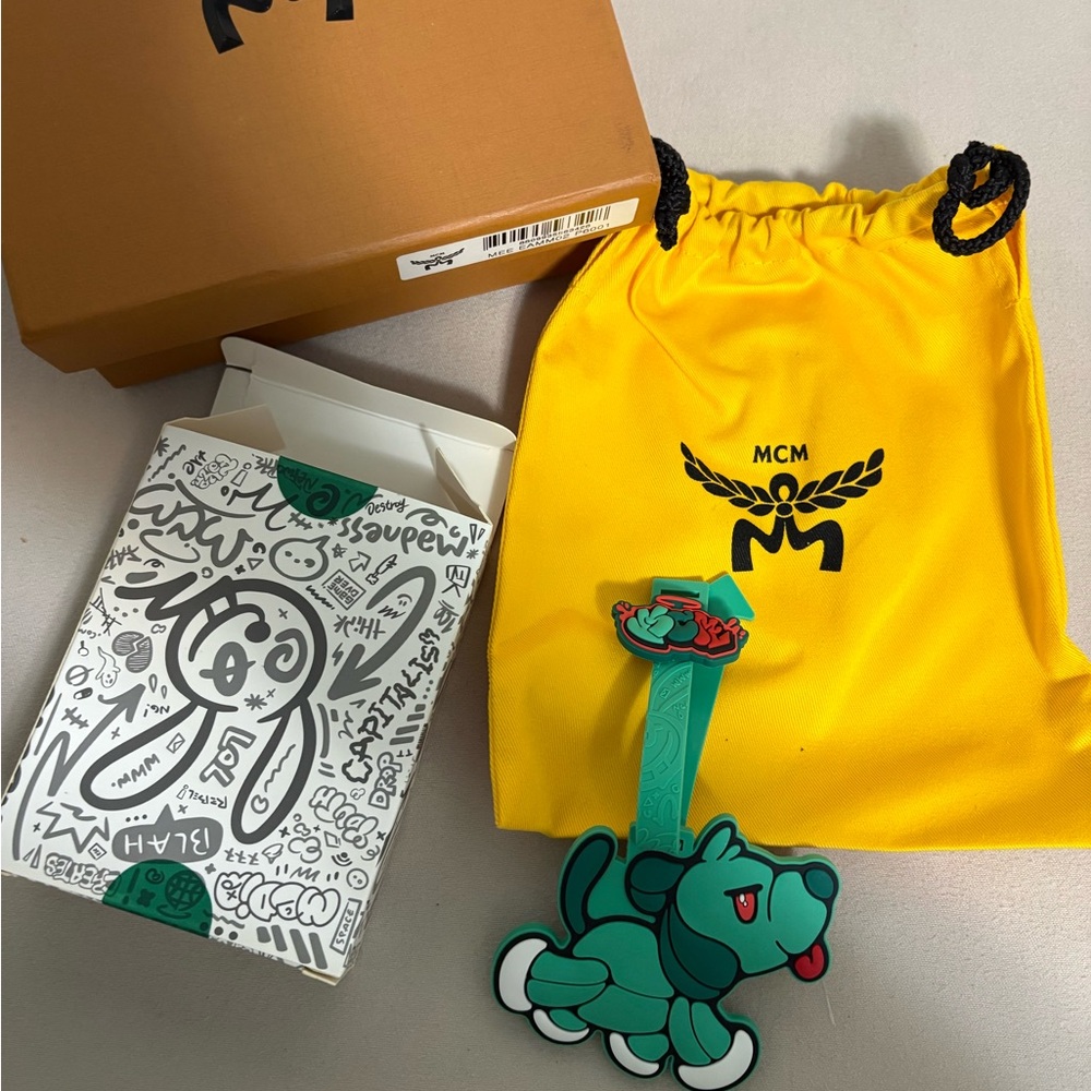 MCM with Green Dog Luggage Tag - Picture 2 of 6